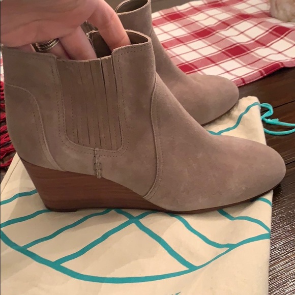 Violet & Red NIB TAUPE 9.5 wedge bootie - Picture 4 of 5